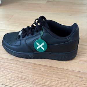 Nike Black Low-Top Leather Sneakers with Metal Lace Tag